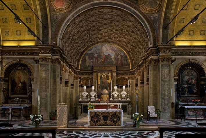 vista frontale ravvicinata del battistero di Santa Maria presso San Satiro