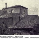 ecco un ‘immagine del transetto e dell’abside di S. Giovanni in Conca prima della demolizione; sullo sfondo il palazzo di via Gonzaga e le case di via Mazzini angolo piazza Missori.