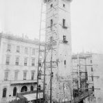 Il campanile durante la demolizione