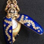 16.Orologio a ciondolo a forma di scarabeo