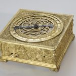 5.Orologio quadrato da tavolo con astrolabio