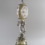 8.Orologio su piedistallo scultoreo