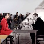 Marina Abramovic vs. Duchamp che gioca a scacchi