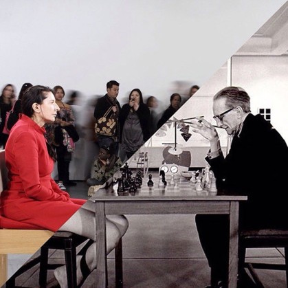 Marina Abramovic vs. Duchamp che gioca a scacchi