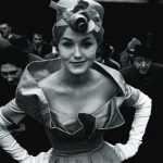 1. Parigi, Monique Dutto all’uscita della metro 1959