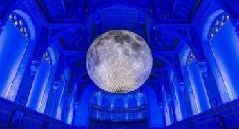 La luna di Luke Jerram fa il giro del mondo