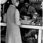 12. Foto di Marcello Geppetti, Audrey Hepburn dal pizzicagnolo. Roma 1961 (1)