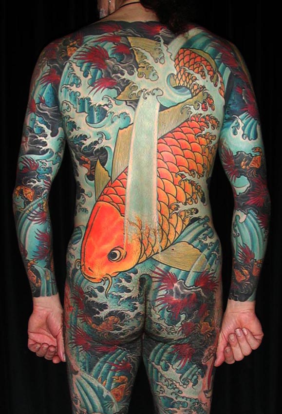 Filip Leu Schiena con carpa tatuata,