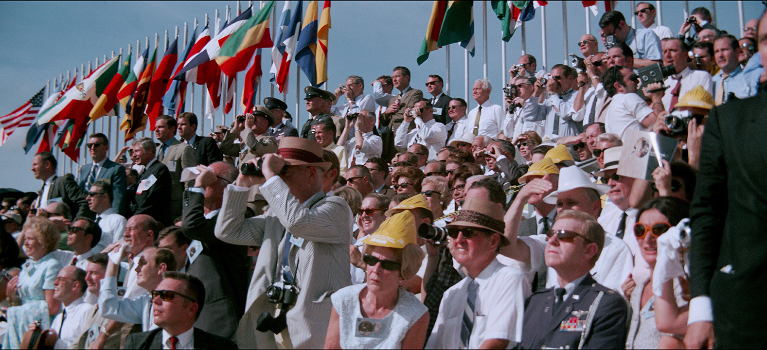 Persone aspettano la partenza della missione Apollo 11