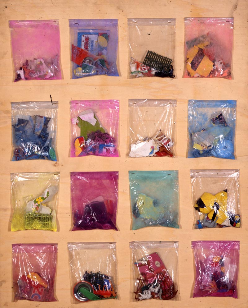 opera arte moderna sacchettini plastica con piccoli oggetti inchiodati su pannello legno