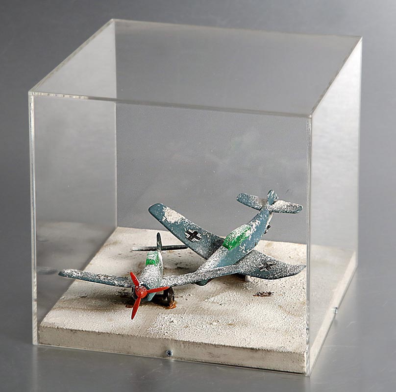 opera arte moderna teca plastica con 2 aeroplani giocattolo ricoperti neve artificiale