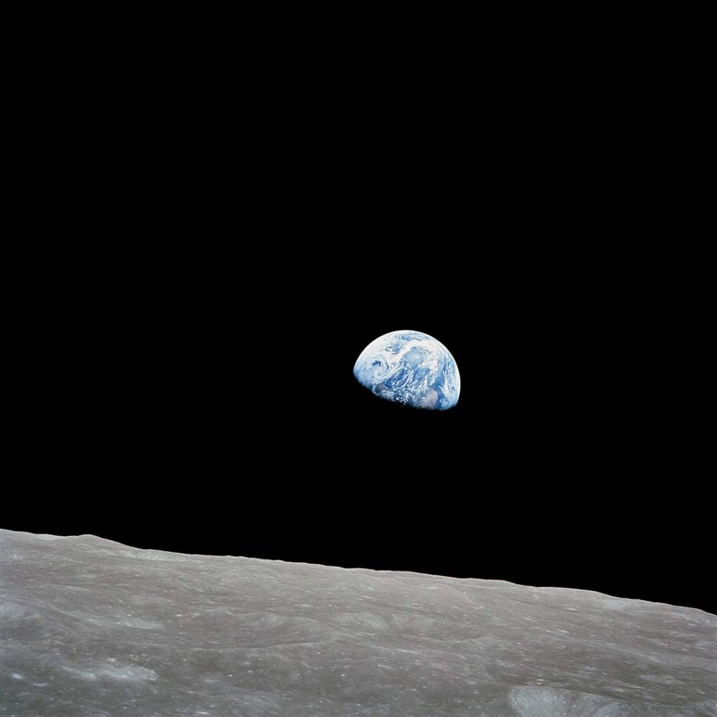 "Fly me to the Moon" - 50 anni dalla missione Apollo 11 fotografia colori, pianeta terra fotografato dalla luna sfondo spazio nero