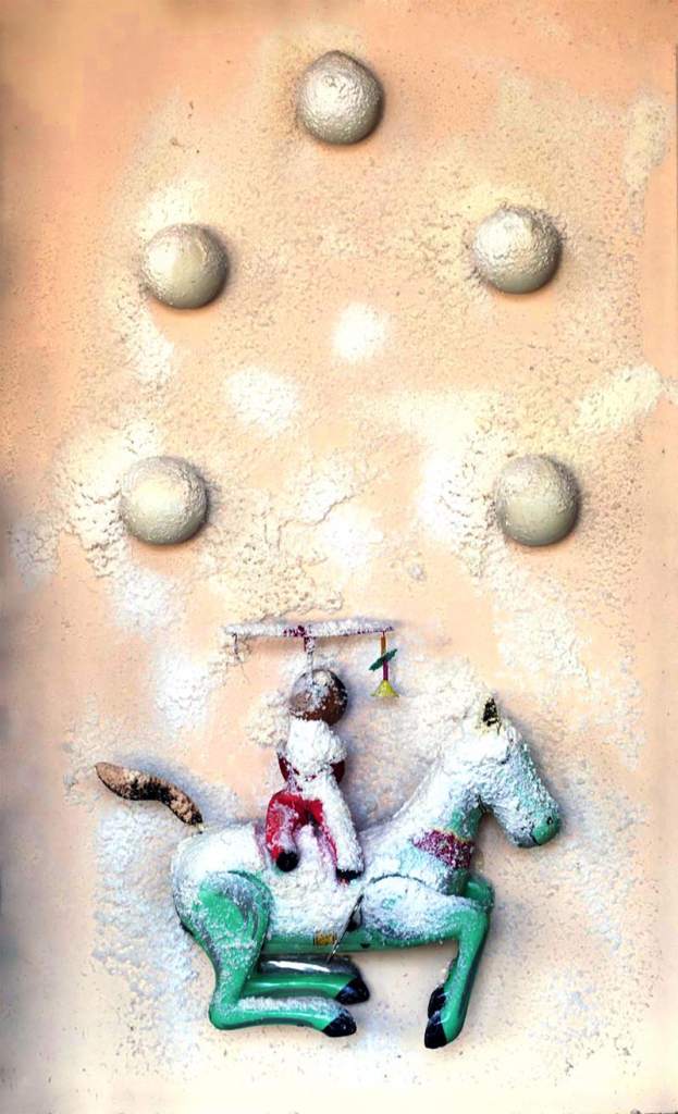 opera arte moderna giocattoli cavallo e cavaliere più palline ping pong su pannello faesite ricoperto neve artificiale