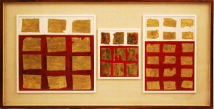 opera d'arte moderna astratta tre tele bianco rosso con quadrati foglia d'oro
