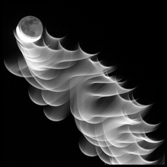 "Fly me to the Moon" - 50 anni dalla missione Apollo 11 opera d'arte fotografia bianco nero, cielo nero con luna in movimento