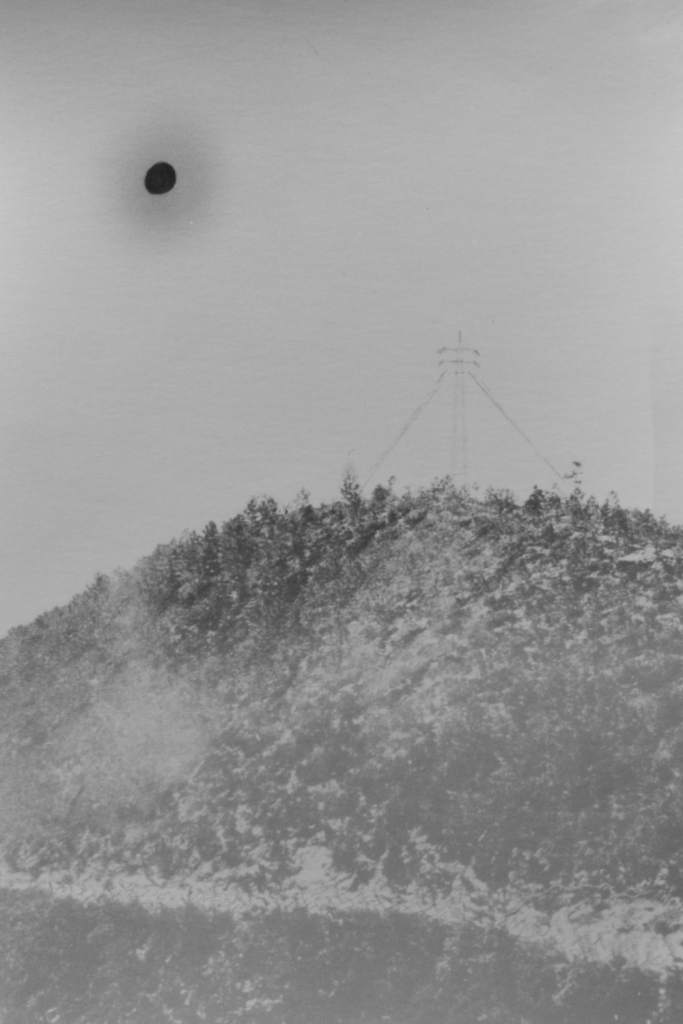 opera d'arte contemporanea, colore grigio paesaggio collina con luna