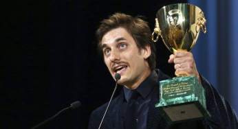 Luca Marinelli dedica la Coppa Volpi a tutte le persone che salvano vite in mare