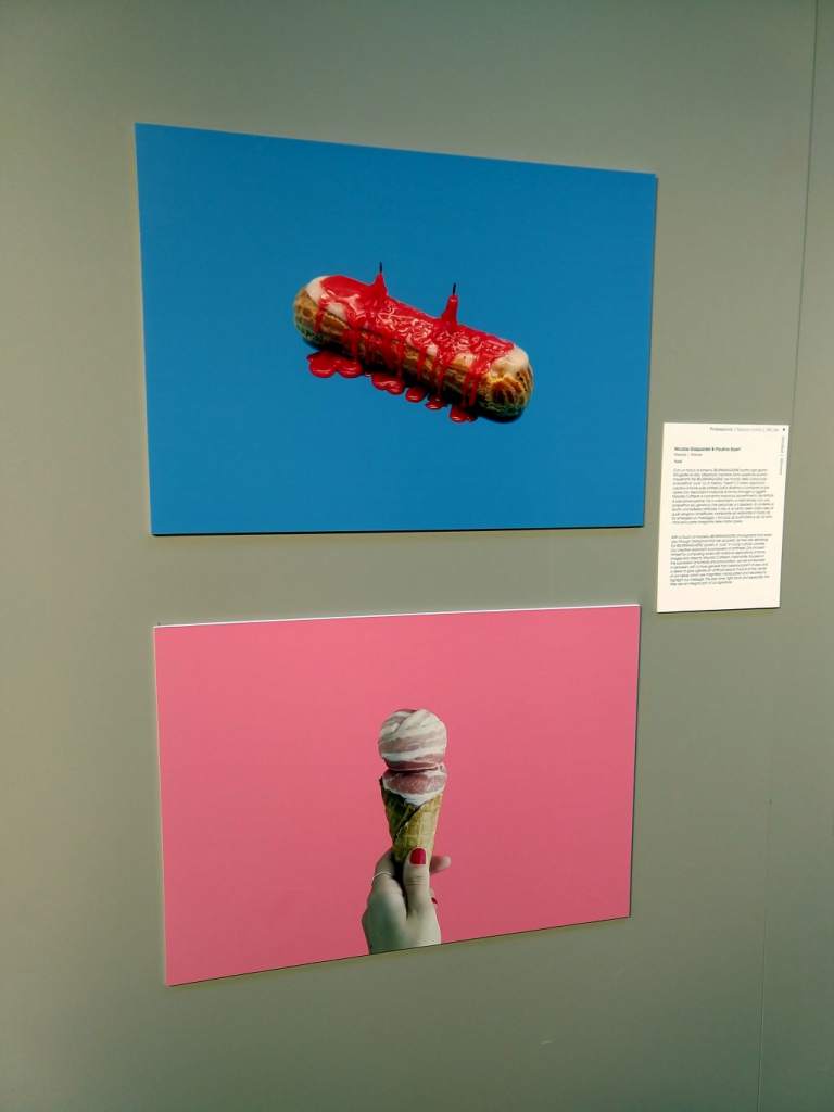 2 fotografie a colori, in alto una eclaire su sfondo blu, in basso un cono gelato su sfondo rosa