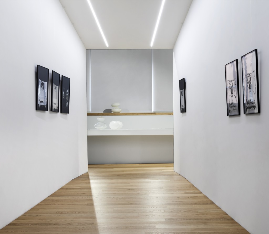 fotografia, interno, colori, pareti bianche, fotografie esposte, mostra "ab - L'Essenza dell'Assenza"