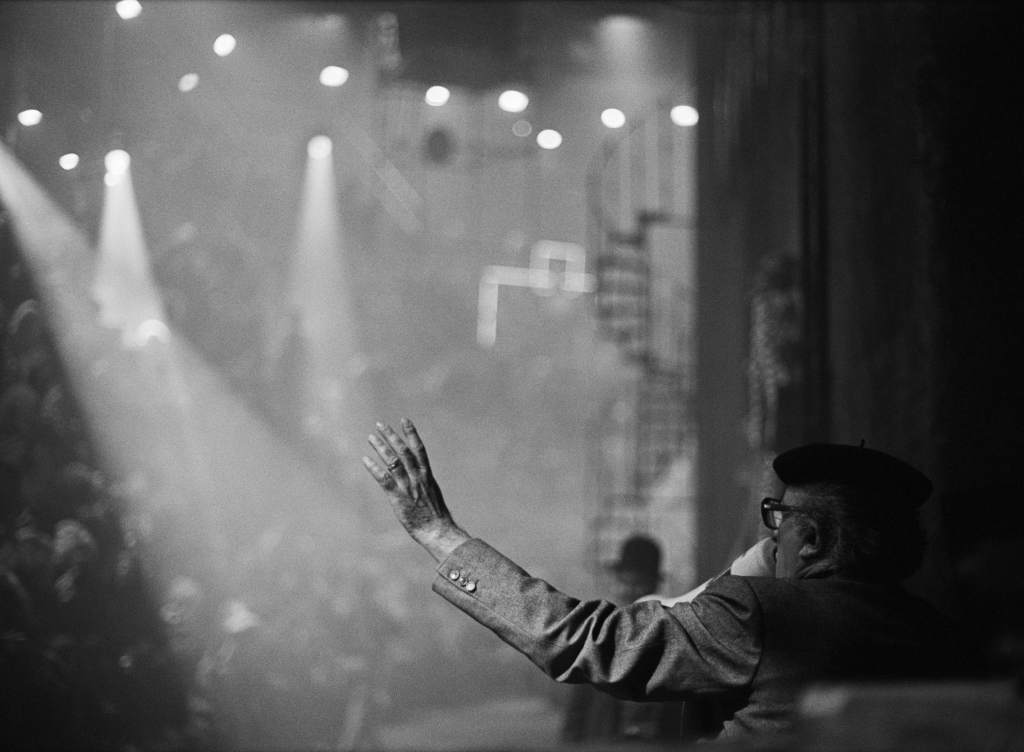 Federico Fellini lors du tournage de _La Città delle Donne_, Cinecittà, Rome