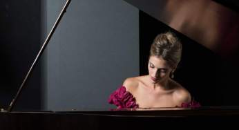 La perfetta “pianista perfetta”. Lo spettacolo-concerto di Guenda Goria al Teatro Litta