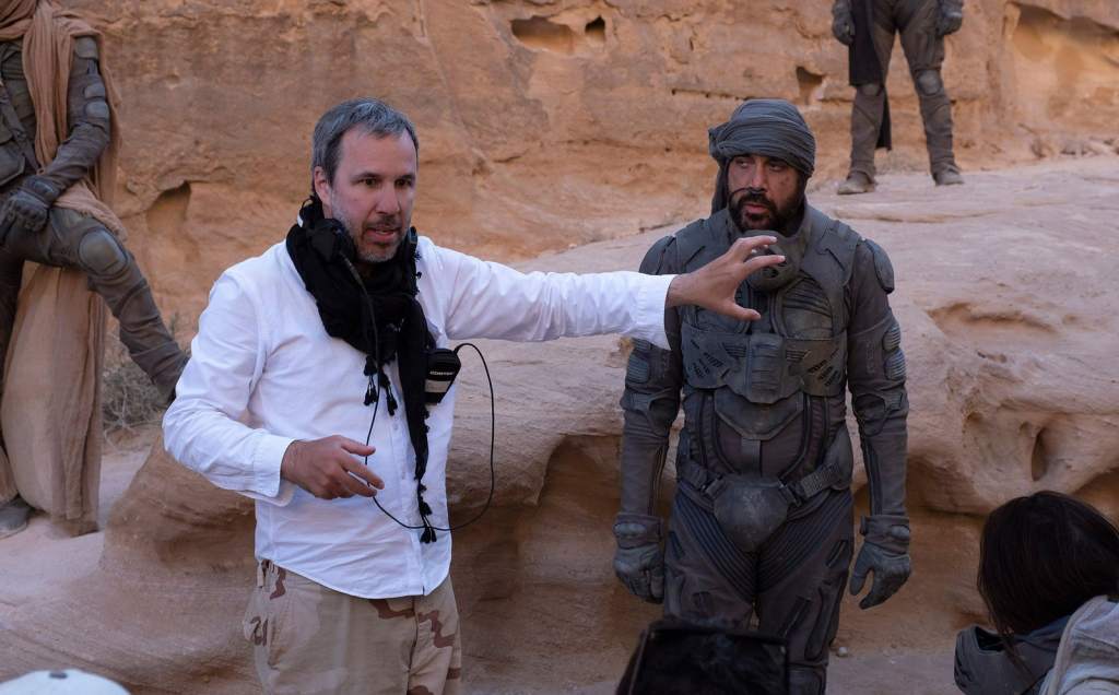 Il regista Denis Villeneuve con Javier Bardem sul set di Dune