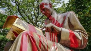 statua Indro Montanelli imbrattata di rosso