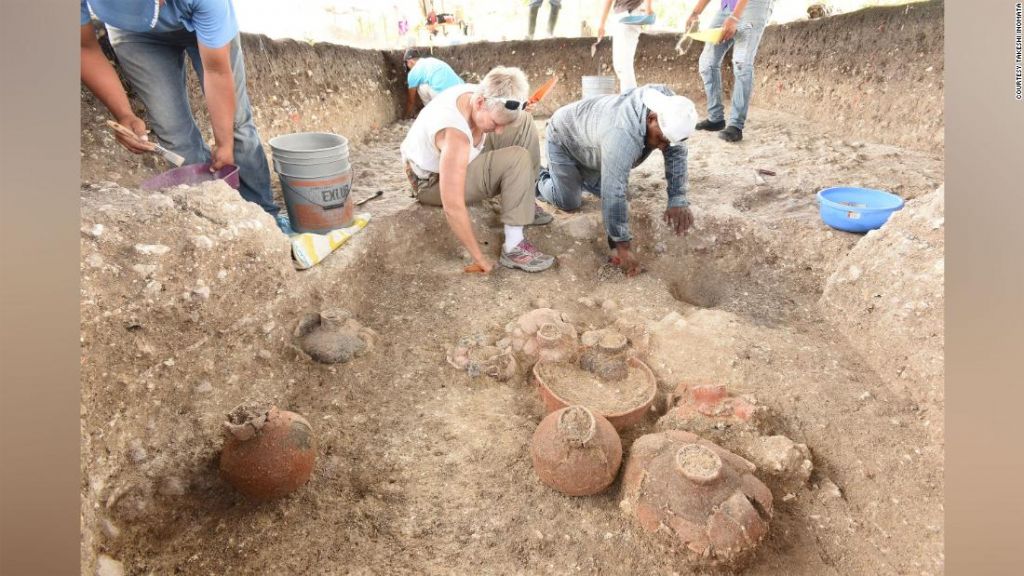 Oltre a mappare Aguada Fenix dal cielo, il team ha anche scavato il sito, scoprendo vasi di ceramica e altri oggetti.