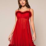 modella di spalle indossa completo intomo rosso twinset