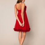modella di spalle indossa completo intomo rosso twinset