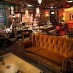 central perk beijing interno in primop piano il famoso divano