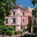 facciata della casa rosa a Londra con le grandi finestre