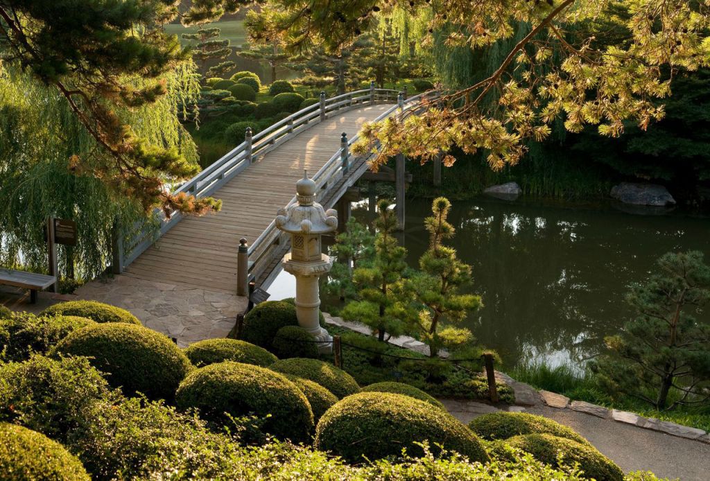 vista dall'alto di un giardino in stile giapponese con il tipico ponte sul fiume