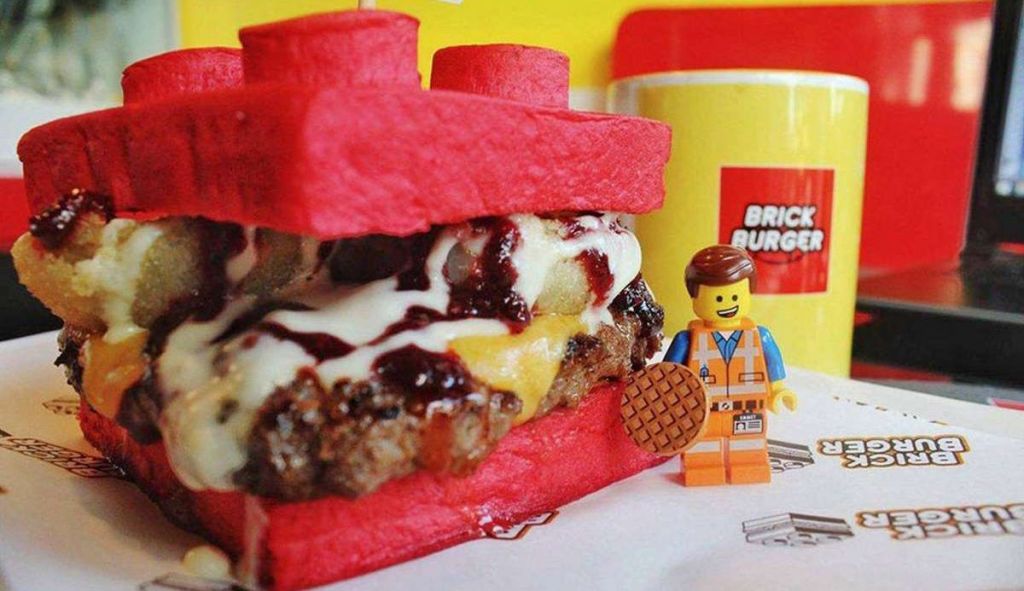 Brick Burger un oanino a forma di lego rosso