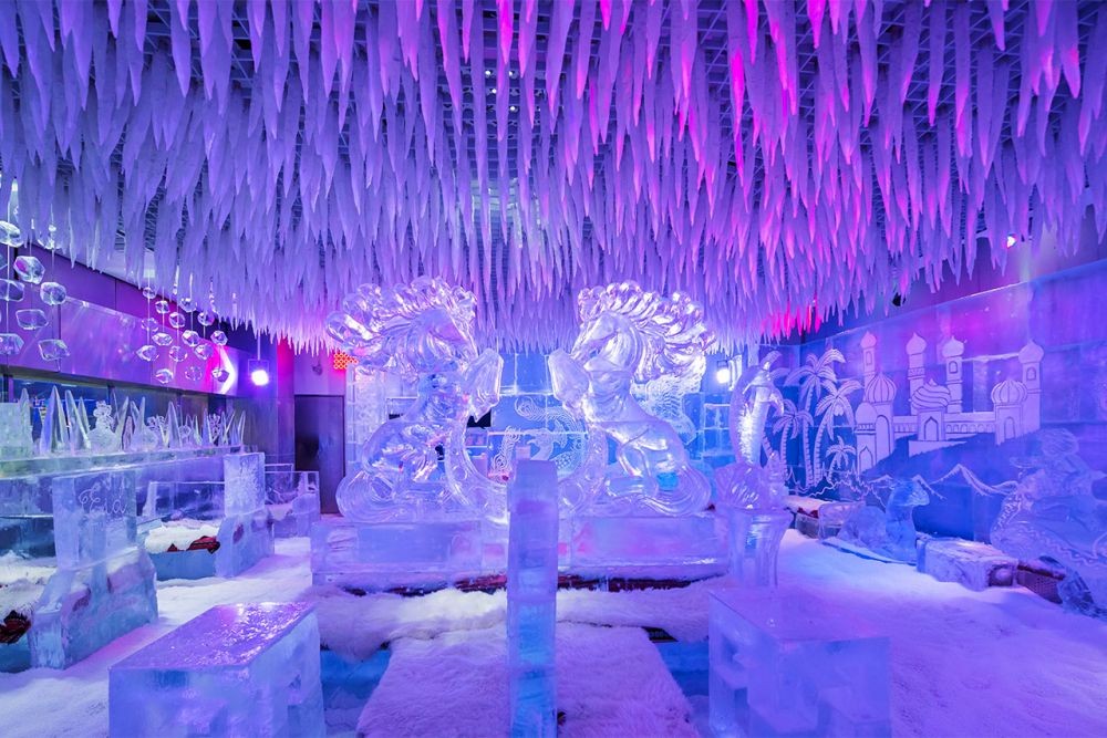 Dubai Chillout Ice Lounge vista del locale con sculture di ghiaccio
