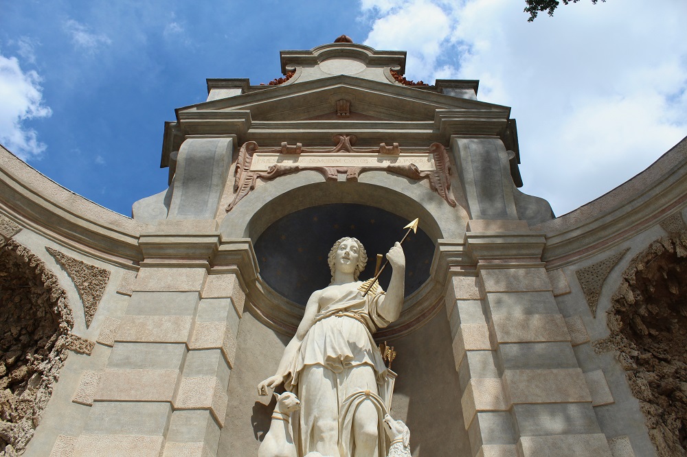 vista dal basso sulla statua della dea diana