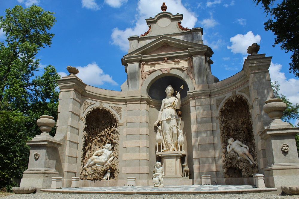 vista frontale del teatro di diana la grande struttura nel parco di Villa Arconati