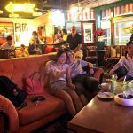 central perk beijing interno del locale con ospiti seduti sul divano