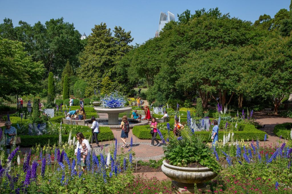 vista dall'altro del giardino botanico di Atlanta con visitatori