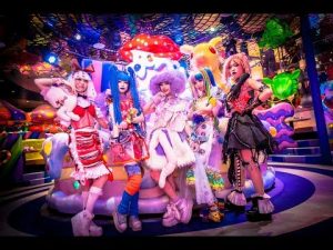 Kawaii Monster Cafè cameriere in abiti particolari davanti alla torta gigante centrale