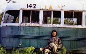 Christopher McCandless in foto davanti al bus di Into the wild