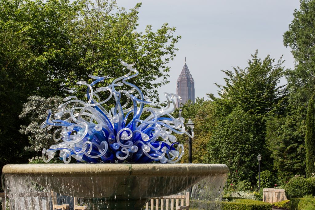 in primo piano una fontana design del giadino botanico di Atlanta