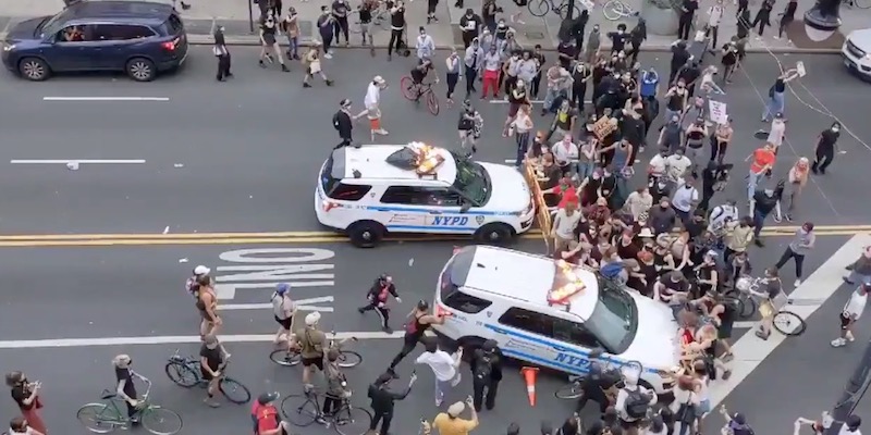 due macchine della polizia si scagliano conto i manifestanti a new york per le proteste contro il razzismo