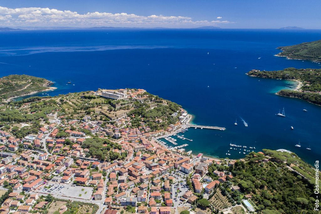 vista dall'alto di Porto Azzurro