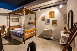 Camera da letto di Frida. (riproduzione fedele del letto a baldacchino in legno massello e specchio, con stampelle ed elementi di arredo)