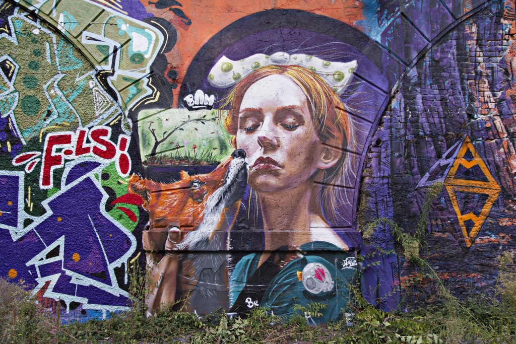 fotografai, colori, street art, ragazza con volpe su muro con scritte viola, per MuseoCity 2020