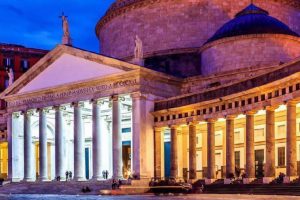 facciata piazza plebiscito di notte con luci proiettate