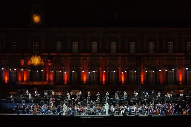 orchestra del San Carlo di Napoli mentre si esibisce