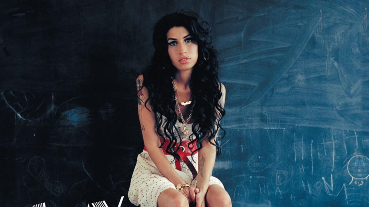 amy winehouse figura a mezzo busto su fondo blu