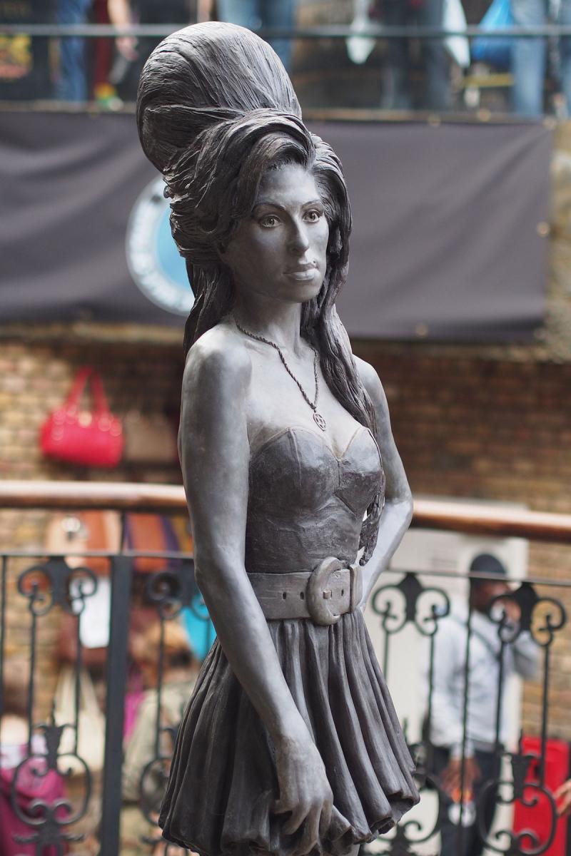 Amy Winehouse statua a Camden town, londra